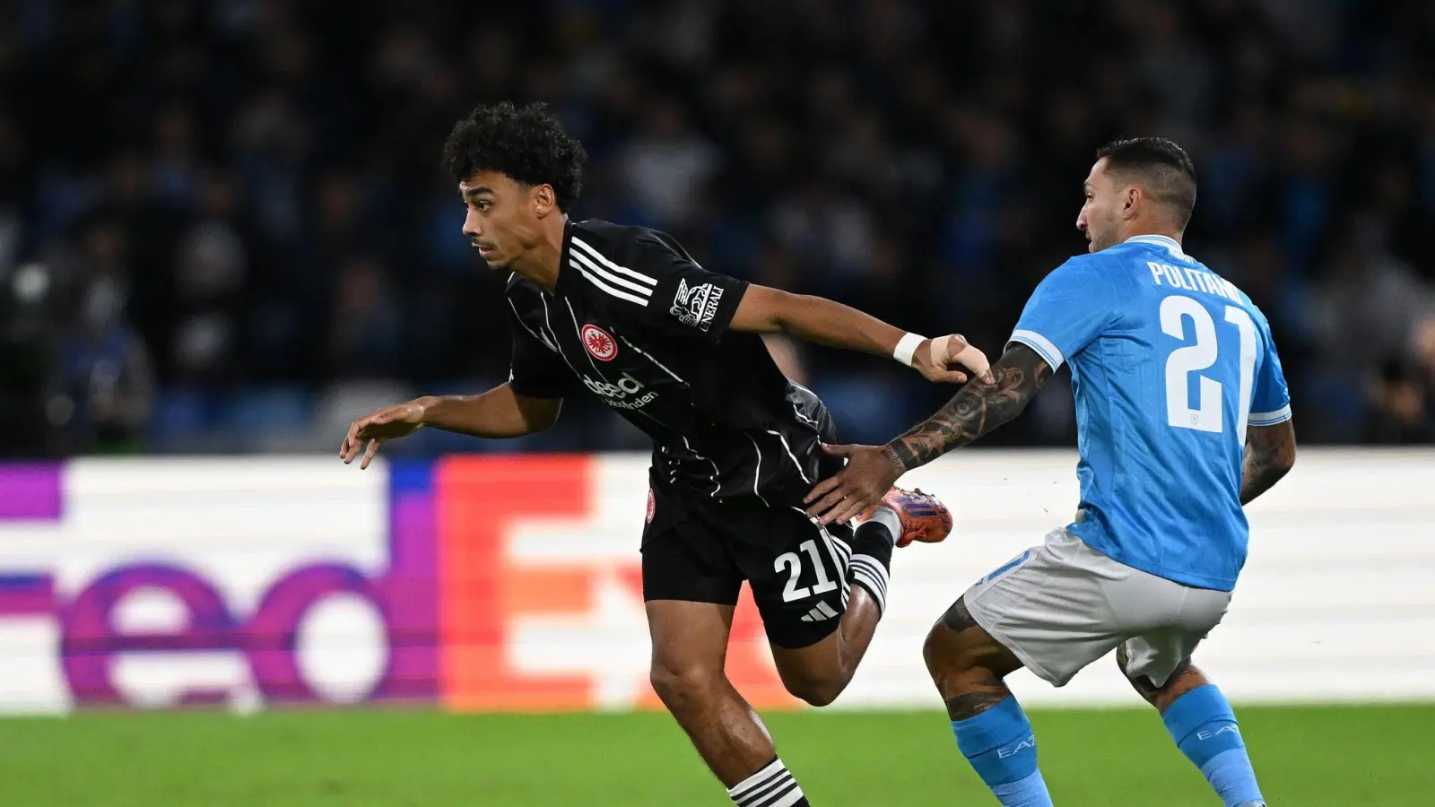 Nathaniel Brown (links) am Dienstagabend beim Champions-League-Spiel beim SSC Neapel. (Bild: Arne Dedert/dpa)