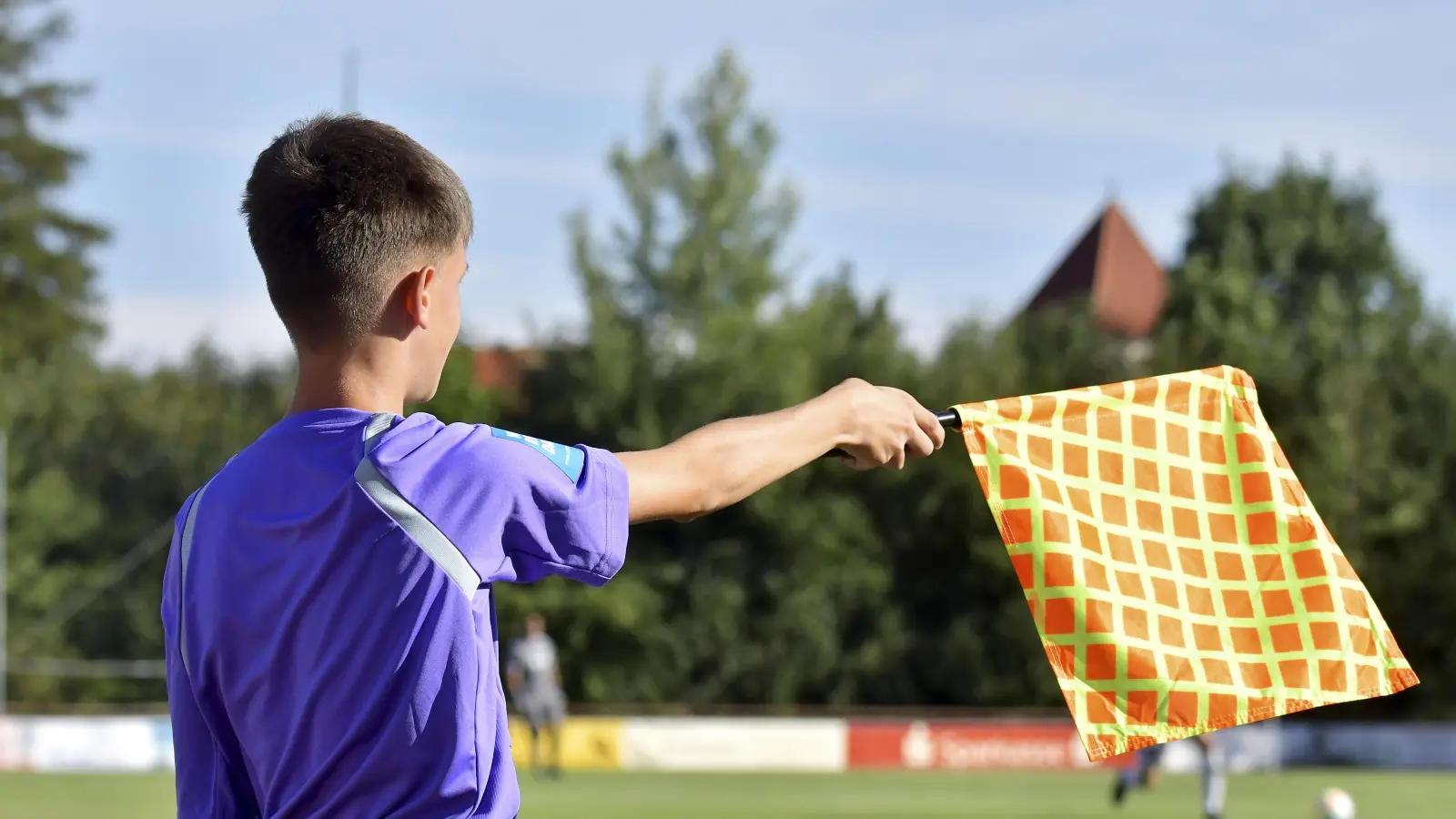 Die Aufgabe als Linienrichter ist verantwortungsvoll. Noch mehr gefordert ist man als Schiedsrichter. Im Kreis Amberg/Weiden gibt es nun wieder Neulingskurse. (Archivbild: Hubert Ziegler)