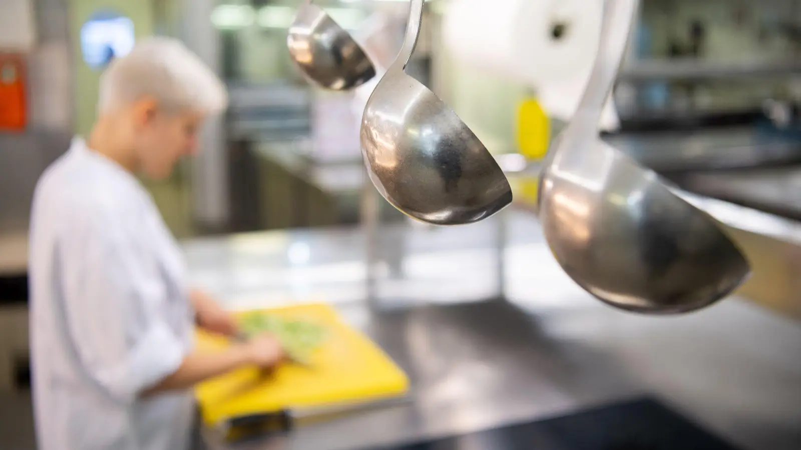 Angehende Köchinnen und Köche sind oft unzufrieden mit der Qualität ihrer Ausbildung (Symbolfoto). (Bild: Sebastian Gollnow/dpa)