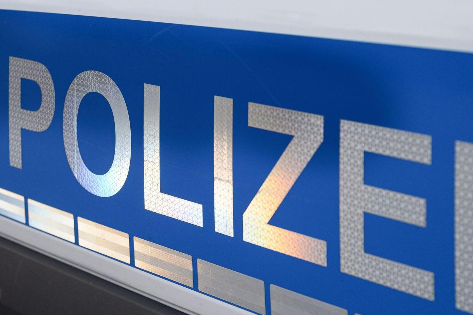 Spuren im Haus deuten laut Staatsanwaltschaft darauf hin, dass die Frau getötet wurde. (Bild: Daniel Vogl/dpa)