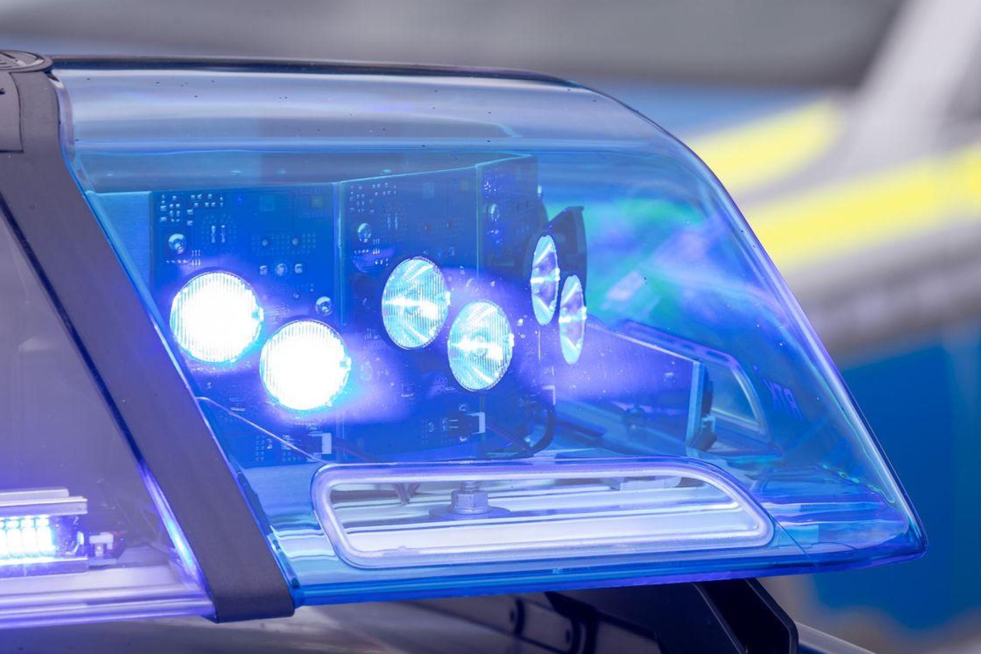 Ein Unbekannter hat in Auerbach Zucker in den Tank eines Autos gefüllt und damit erheblichen Schaden verursacht.  (Symbolbild: Daniel Karmann/dpa)