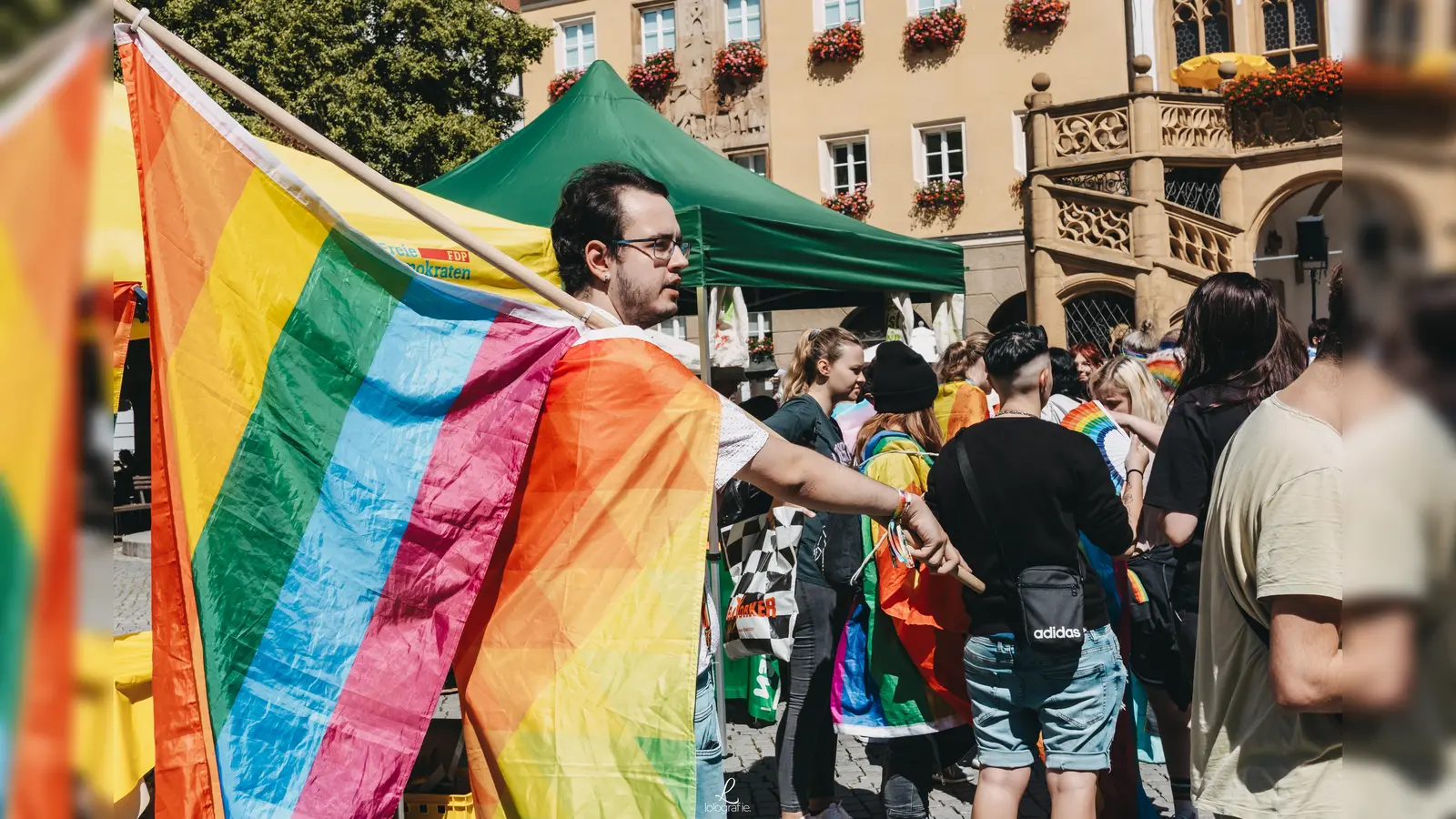 Der CSD startet und endet auf dem Marktplatz in Amberg. (Symbolbild: Leonie Hartung)