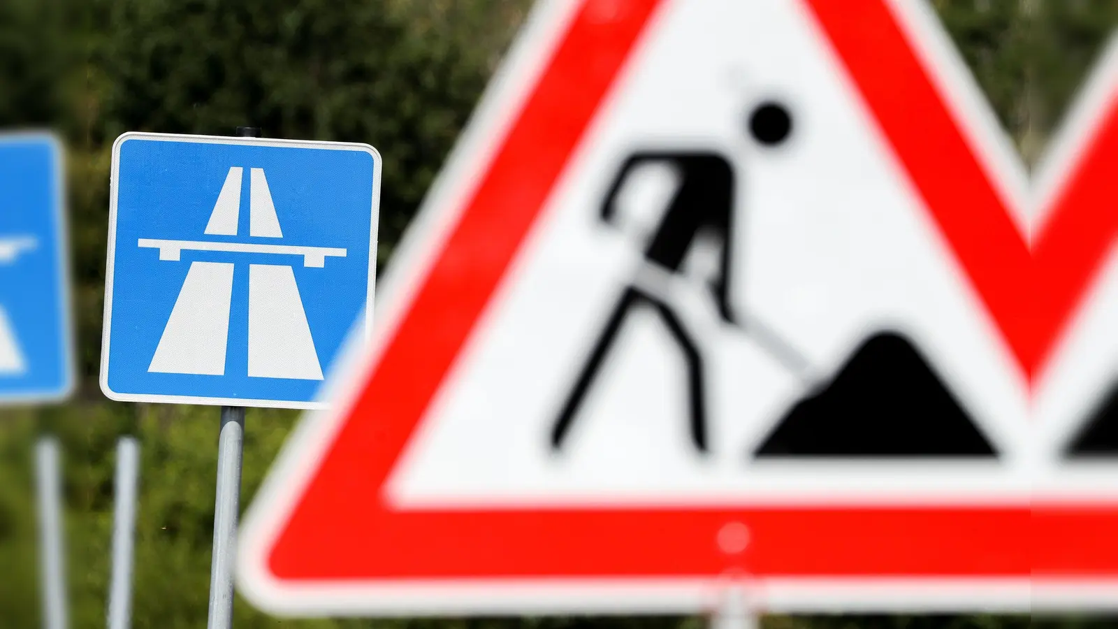 Autofahrer müssen sich auf der A6 bei Amberg ab Montag, 17. August, auf Behinderungen einstellen. Zwischen Amberg-West und Amberg-Süd wird die Fahrbahn in Richtung Waidhaus saniert. Die Arbeiten sollen bis 5. November dauern, teilt die Autobahn GmbH des Bundes mit. (Symbolbild: Jan Woitas/dpa-Zentralbild/dpa)