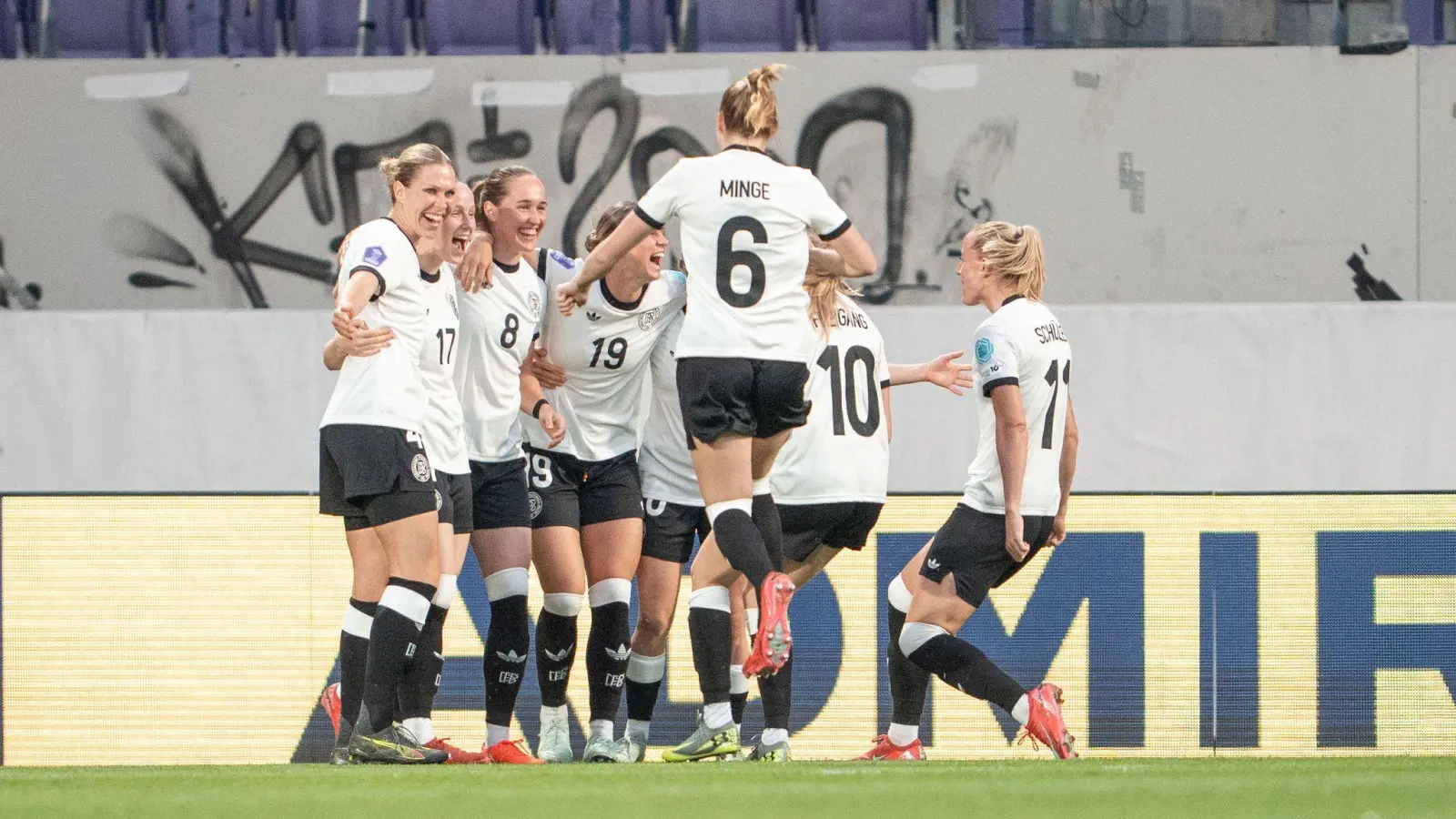 Die deutschen Fußballerinnen sind eingespielt für die Europameisterschaft. (Bild: Georg Hochmuth/APA/dpa)