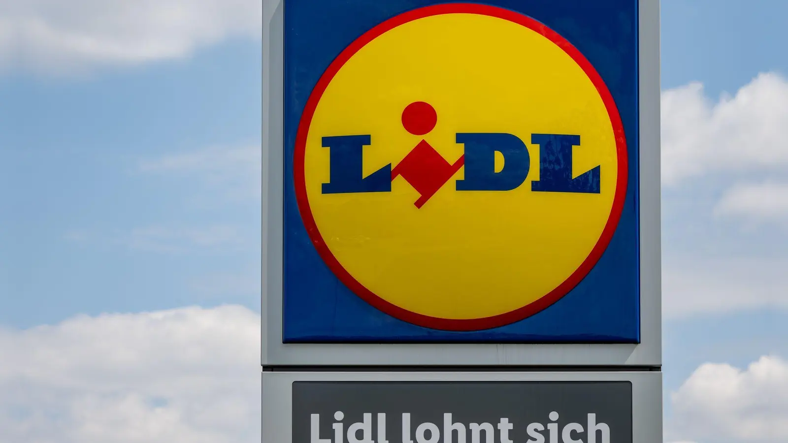 Mehr als 100 Millionen Kunden nutzen die „Lidl Plus“-App. Verbraucherschützer kritisieren die App. (Symbolbild) (Bild: Hendrik Schmidt/dpa)