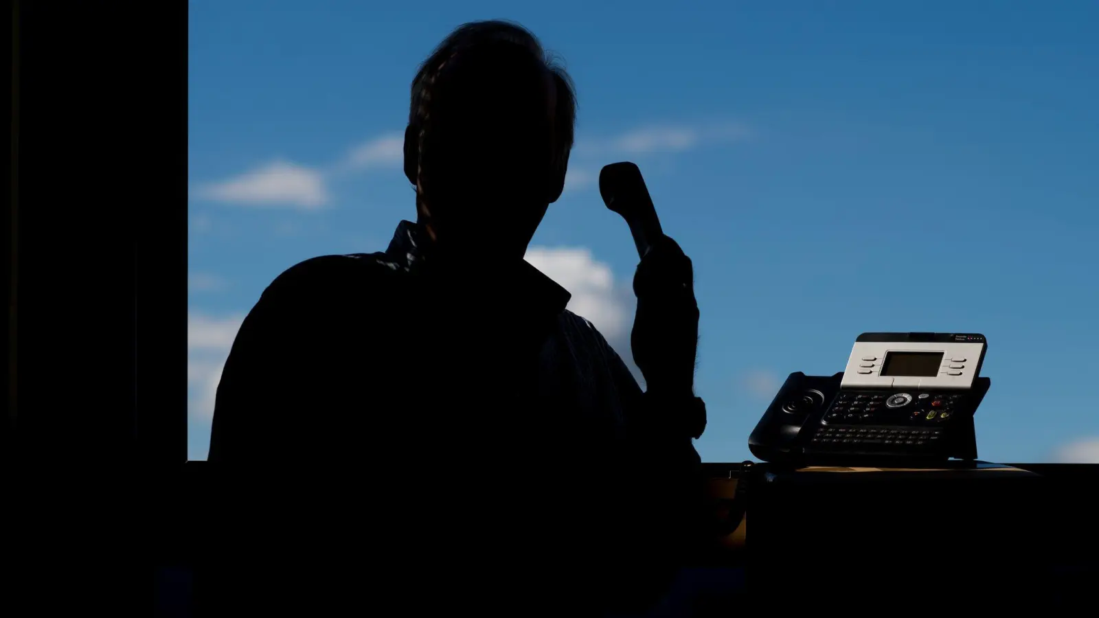 Nach einem Telefonbetrug ermittelt die Polizeiinspektion Sulzbach-Rosenberg. (Symbolbild: Julian Stratenschulte/dpa)