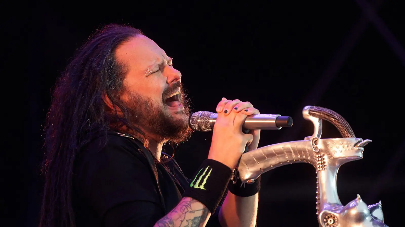 Jonathan Davis, Sänger der Band Korn freut sich auf die Auftritte in Deutschland. (Archivbild) (Bild: Thomas Frey/dpa)