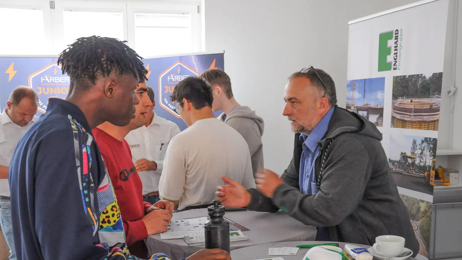 Die Besucher nutzten die Chance, sich mit Arbeitgebern zu unterhalten und mehr von den Betrieben zu erfahren. Hier führt Hubert Englhard (rechts), Geschäftsführer der gleichnamigen Firma aus Ammerthal, ein Gespräch. (Bild: Andre Stephan-Park/exb)