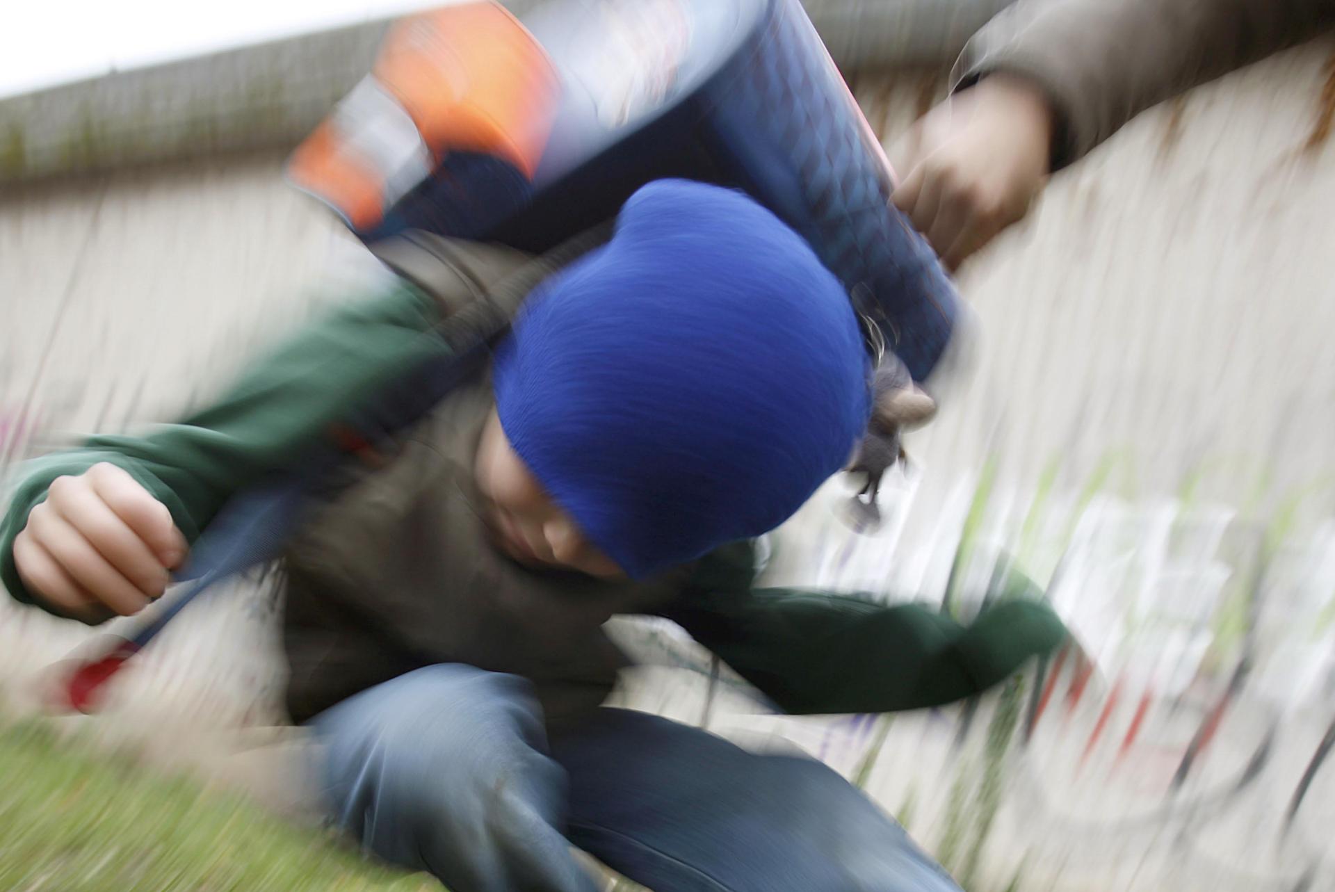 Nach einer Schlägerei unter Kindern ermittelt die Polizei in Hersbruck (gestelltes Illustrationsfoto). (Symbolbild: Oliver Berg/dpa )