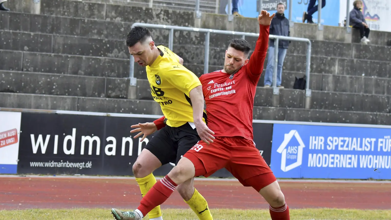 Jasmin Abdihodzic (links) läuft auch in der Bezirksliga für den FC Amberg auf. (Archivbild: Hubert Ziegler)