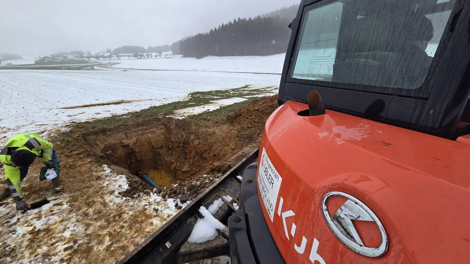 Die Hauptzubringerleitung nahe dem Hochbehälter bei Gehrsricht hatte ein Leck. Mitten im Acker wurde der Boden aufgebaggert. Die Wasserwarte von Illschwang, Poppberg und Schwend arbeiteten unter widrigen Bedingungen mit Hochdruck daran, schnellstmöglich die Versorgung der Illschwanger wieder herzustellen. (Bild: Markus Bleisteiner)