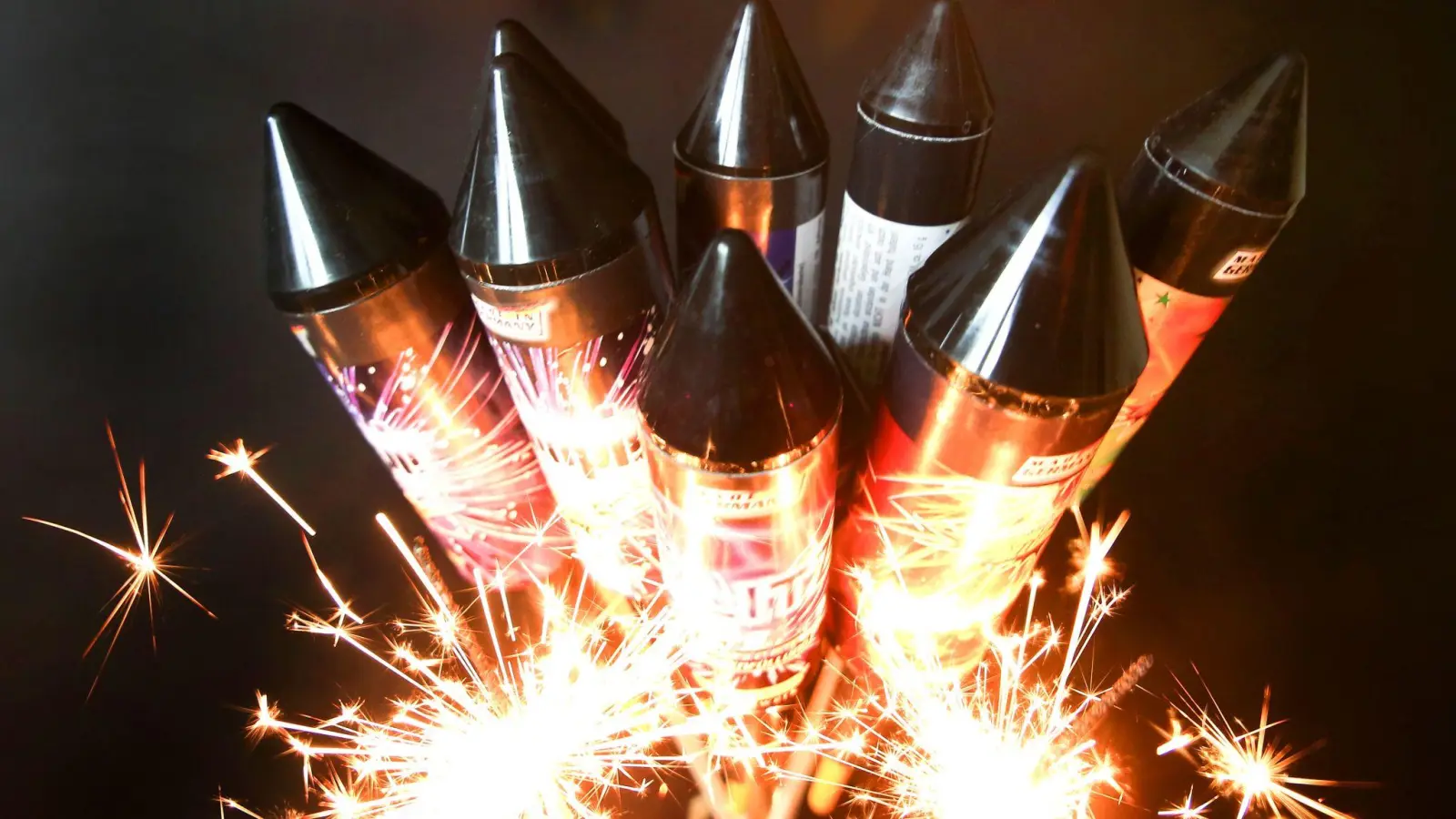 Zum Jahreswechsel 2025/2026 erinnert die Stadt Amberg an die geltenden Regelungen für den Umgang mit Feuerwerkskörpern.  (Symbolbild: Roland Weihrauch/dpa)