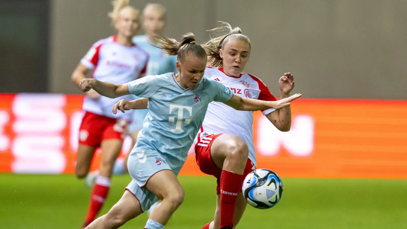Laura Donhauser (li.) verlängert beim FC Köln.  (Archivbild: Peter Kneffel/dpa)