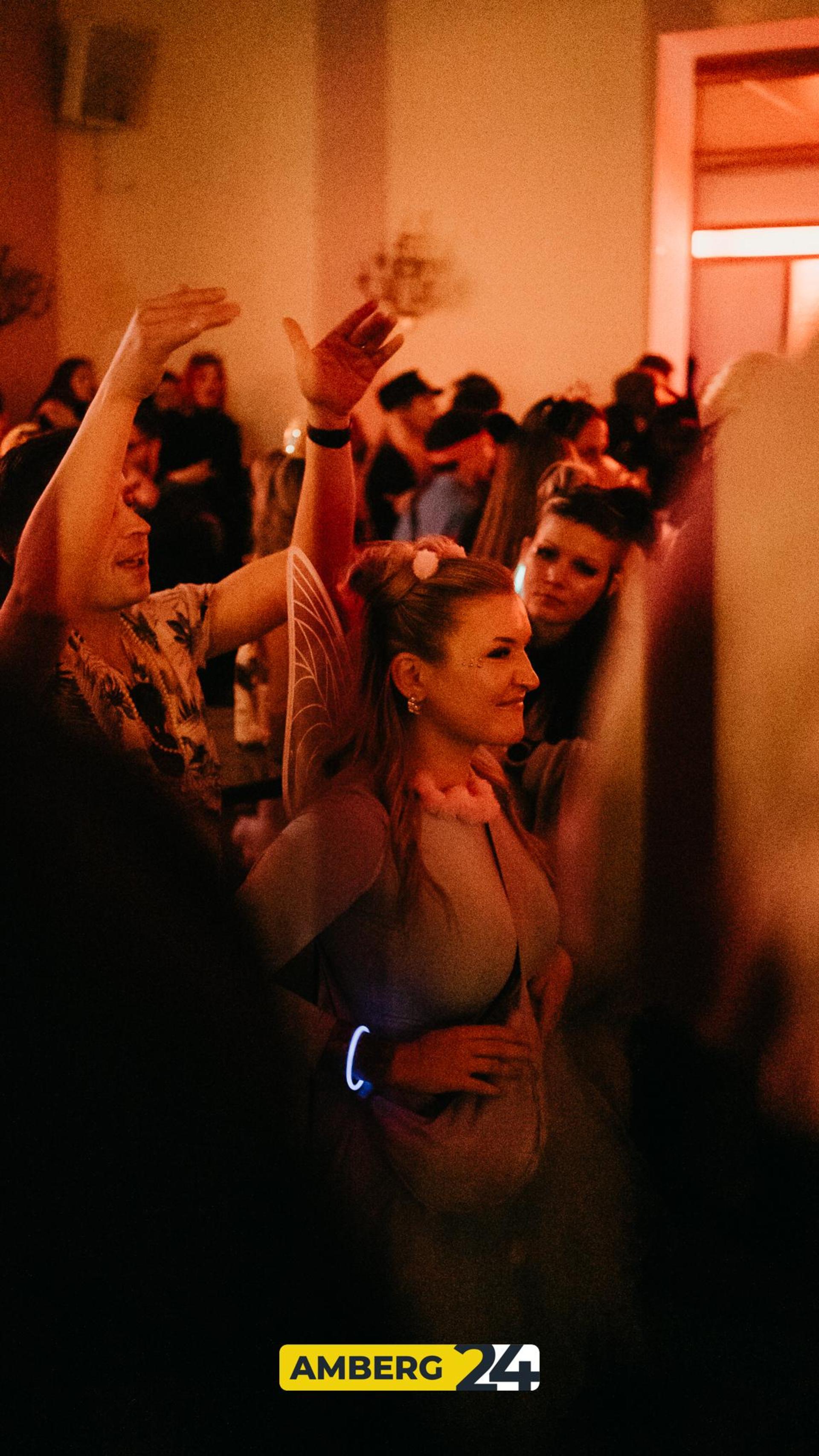 Hexen und Narren waren am Donnerstag auch im Casino unterwegs. (Bild: Mario Donhauser)