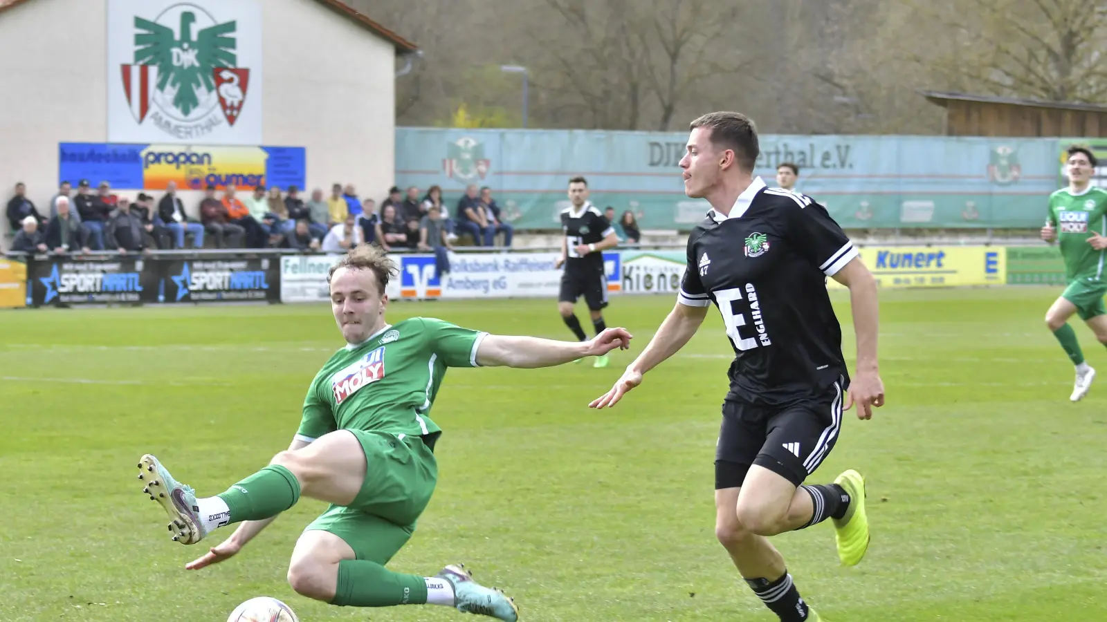 Laurin Klaus (rechts) verlässt die DJK Ammerthal Richtung Kornburg. (Archivbild: Hubert Ziegler)