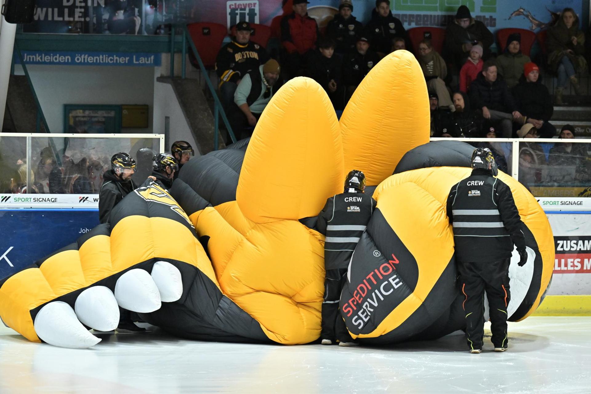Geht dem ERSC Amberg ausgerechnet in der Jubiläumssaison die Luft aus? – Das Team von Trainer Christian Zessack hat es noch selbst in der Hand.  (Bild: Hubert Ziegler)