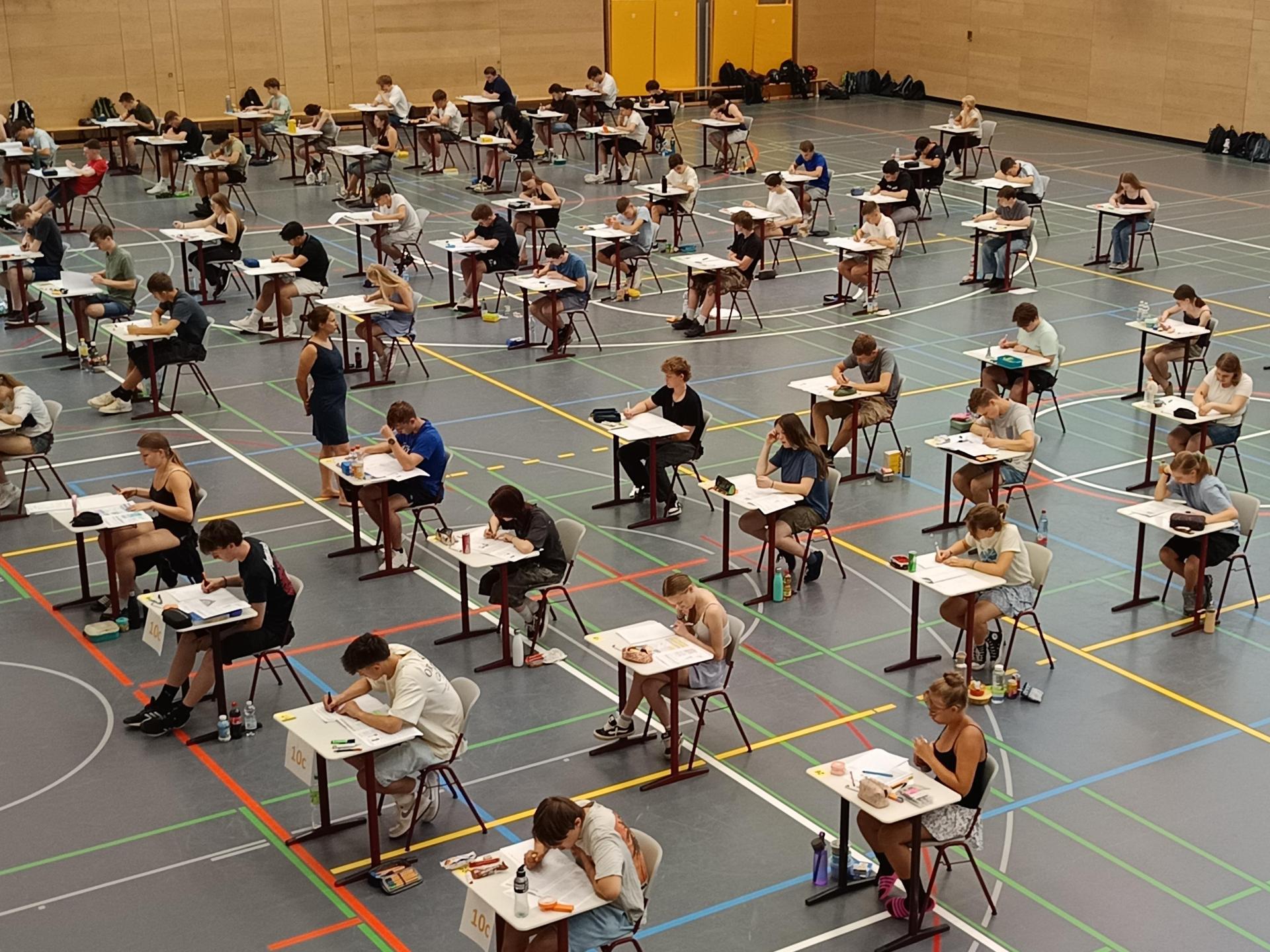 Dieses Jahr schreiben 96 Zehntklässler der Walter-Höllerer-Realschule die Abschlussprüfungen in der Dreifachturnhalle. Die Prüfungen starteten im Fach Deutsch.<br><br> (Bild: lhc)