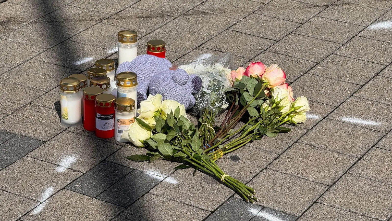 Nach dem Tod eines Zwölfjährigen auf einem Parkplatz in Niedernhall sind viele Fragen offen. (Bild: Marijan Murat/dpa)