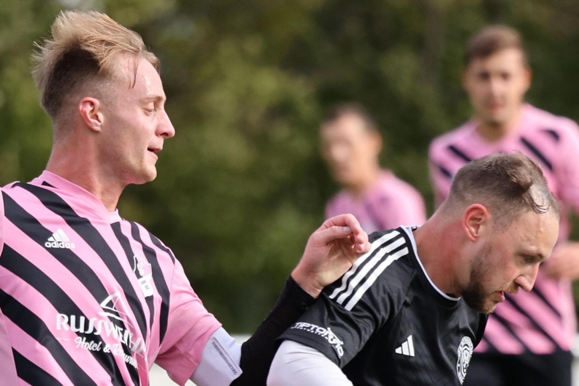 Der VfB Rothenstadt (schwarze Trikots) und der SC Eschenbach trennten sich 1:1. (Bild: Dieter Jäschke)