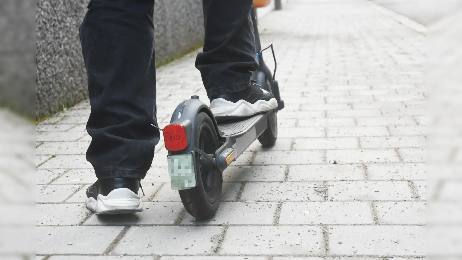 Ein 18-jähriger E-Scooter-Fahrer wurde in Amberg wegen auffälliger Fahrweise gestoppt. Die Polizei stellte eine erhebliche Alkoholisierung fest. (Symbolbild: Gabi Schönberger)