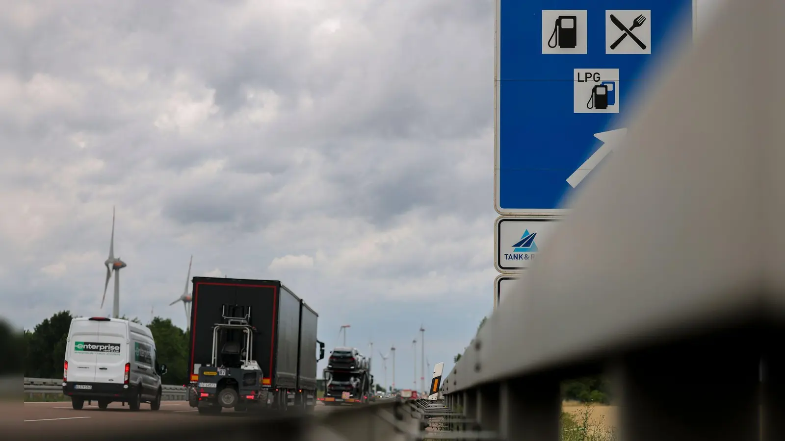 Fürs Tanken von der Autobahn abzufahren, lohnt sich. (Bild: Jan Woitas/dpa)