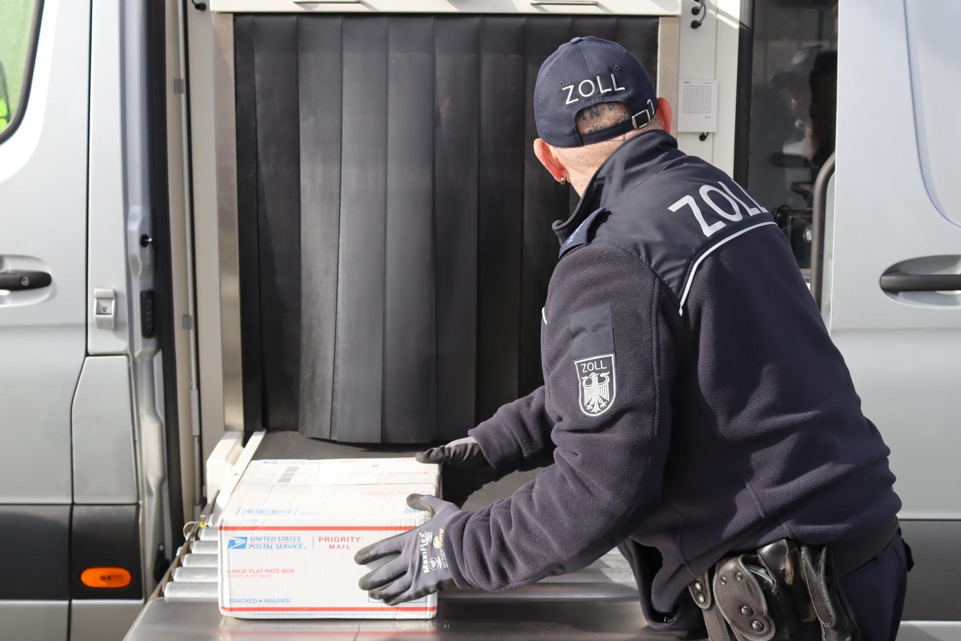 Ein Paket geht zum Röntgen. (Bild: Hauptzollamt Regensburg)