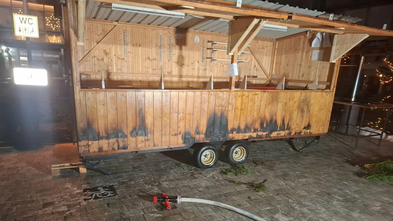 Insgesamt acht Buden sind durch das Feuer beschädigt worden. (Bild: -/Kreisfeuerwehrverband Cham/dpa)