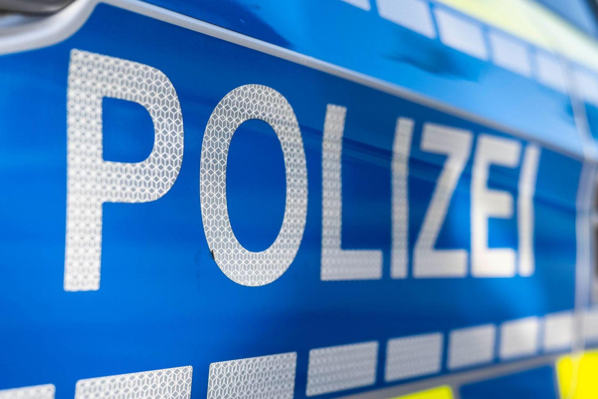 Ein Lastwagen wurde bei einem Ausweichmanöver in Sulzbach-Rosenberg beschädigt. (Symbolbild: David Inderlied/dpa)