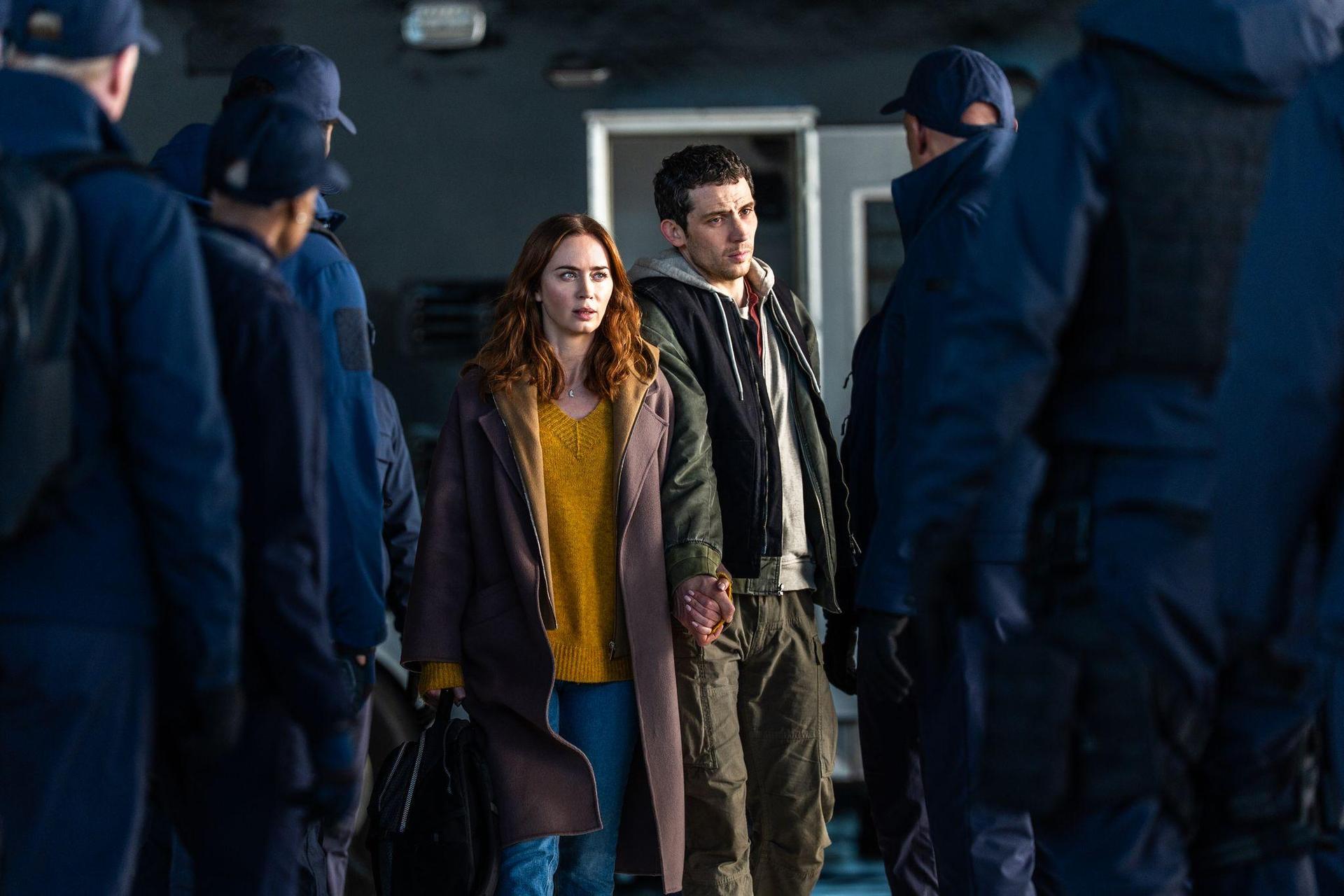 Wettermoderatorin Margaret Fairchild (Emily Blunt) und Cybersicherheitsexperte Daniel Kellner (Josh O'Connor) werden gejagt. (Bild: Niko Tavernise/Universal Pictures/dpa)