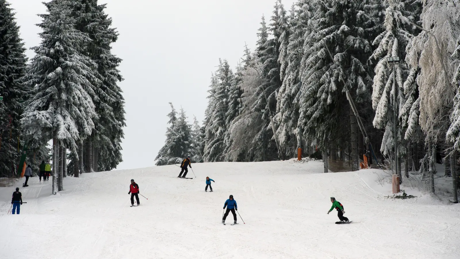Bei einem Skiunfall am Großen Arber wird eine 25-jährige Frau aus dem Landkreis Amberg-Sulzbach leicht verletzt.  (Symbolbild: Arno Burgi/dpa )
