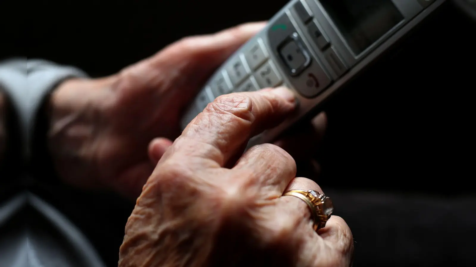 Ein mutmaßlicher Callcenter-Betrüger ist in Georgien geschnappt worden.  (Symbolbild: Karl-Josef Hildenbrand/dpa)