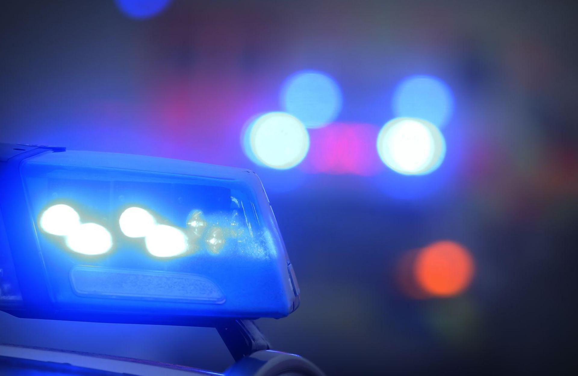 Mit einer Unfallflucht befasst sich die Polizei in Amberg: Ein Roller wurde im Innenhof einer Gaststätte angefahren und umgeworfen.  (Symbolbild: Karl-Josef Hildenbrand/dpa)