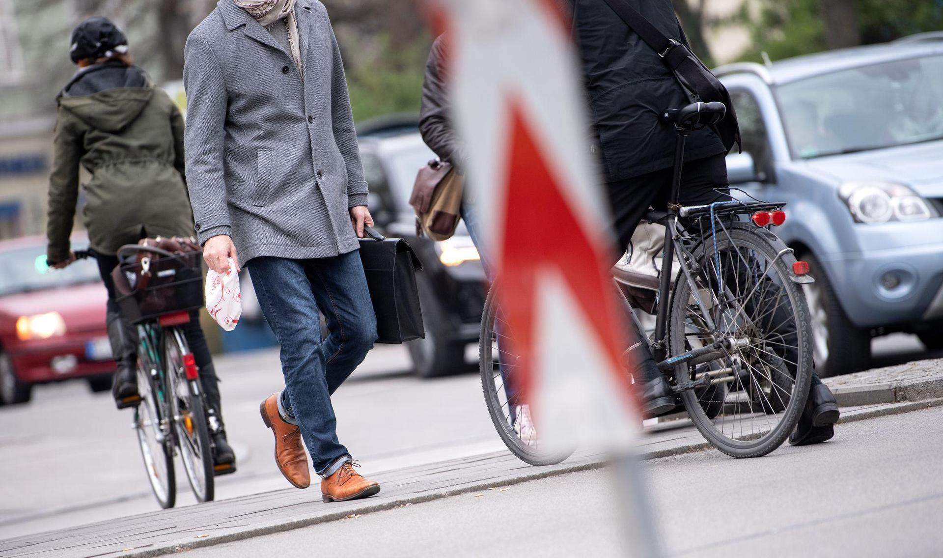 Zu Fuß, mit Auto oder Fahrrad - wie bewegen sich die Bayern? (Illustration) (Bild: Sven Hoppe/dpa)