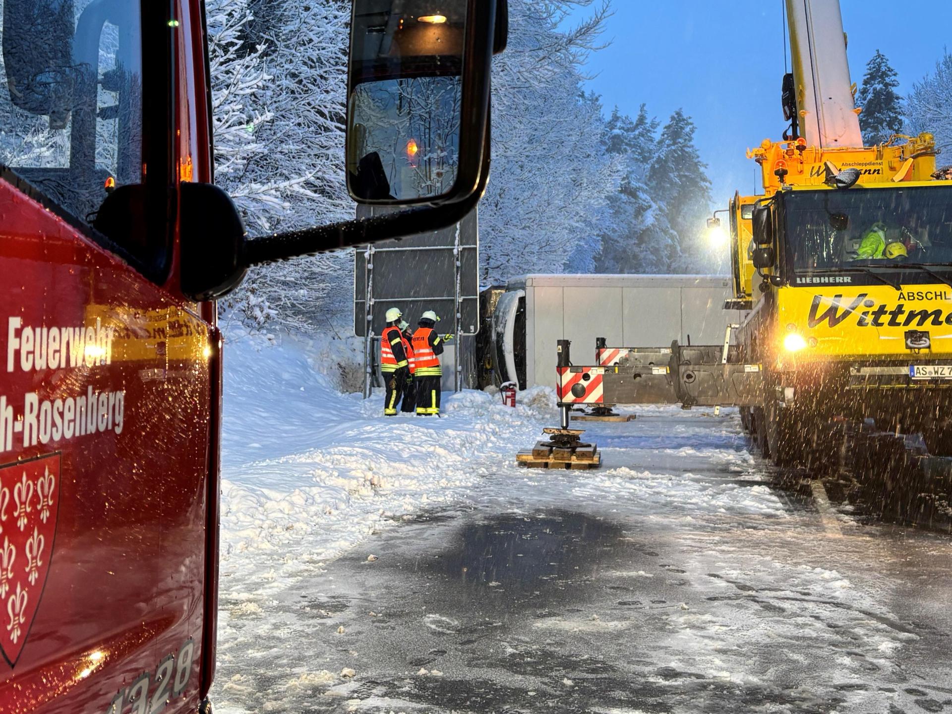 Auf der B 85 bei Edelsfeld im Landkreis Amberg-Sulzbach kippte nach Polizeiangaben ein Lastwagen auf glatter Fahrbahn um. (Bild: Jürgen Leißner)