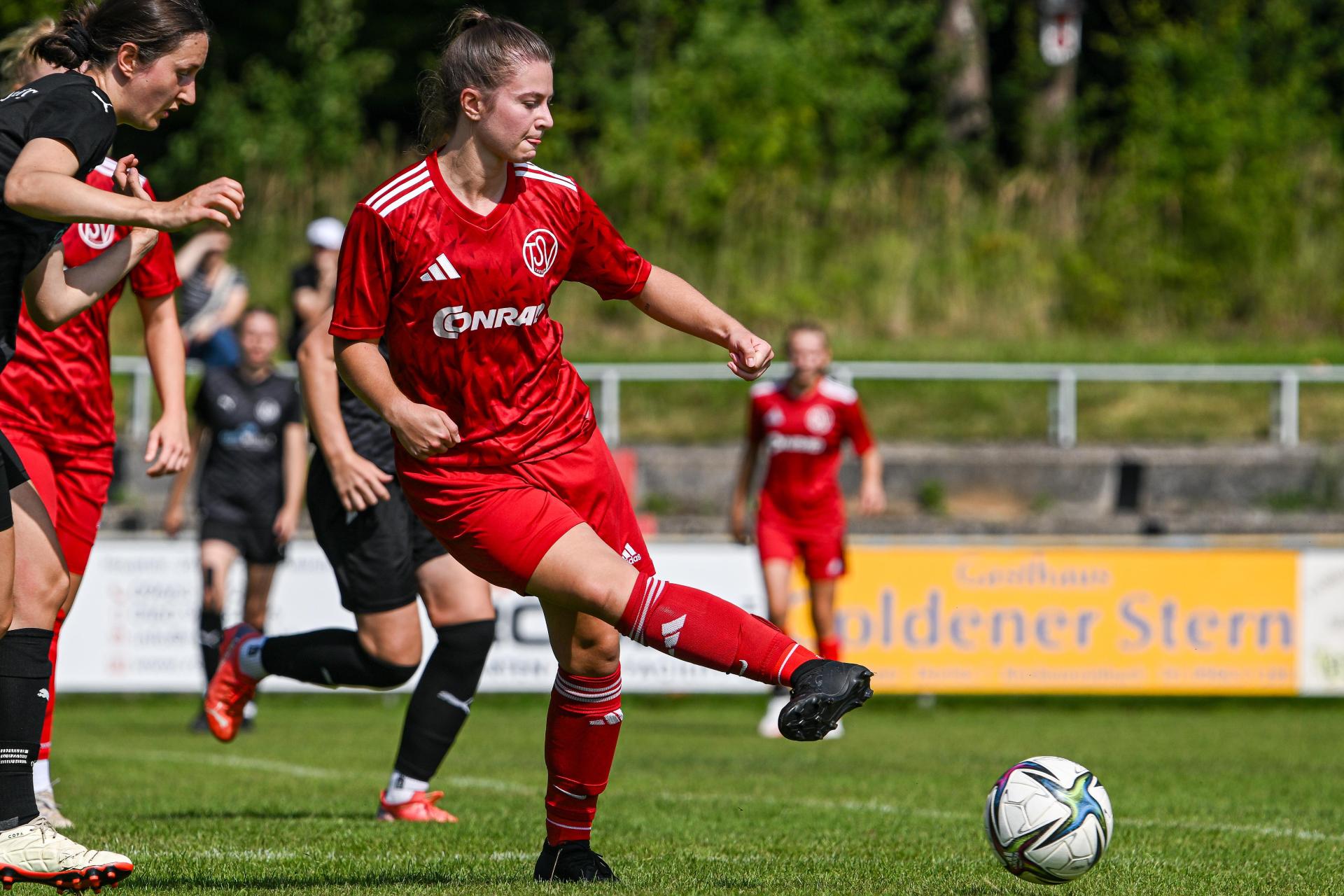 Anna Luschner (rechts) und ihr TSV Theuern gewannen das Kirwa-Freundschaftsspiel gegen den SV Neusorg mit 1:0.  (Bild: Loeffler, Jonas)