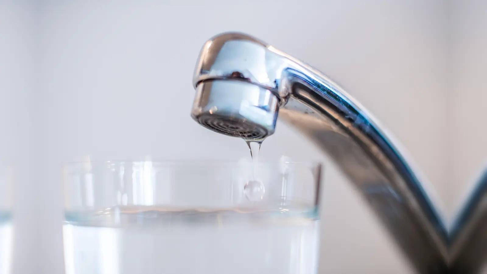 Aus den Wasserhähnen in Freundenberg und Umgebung wird am Dienstagvormittag etwa zwei Stunden lang kein Wasser kommen. (Symbolbild: Lino Mirgeler/dpa)