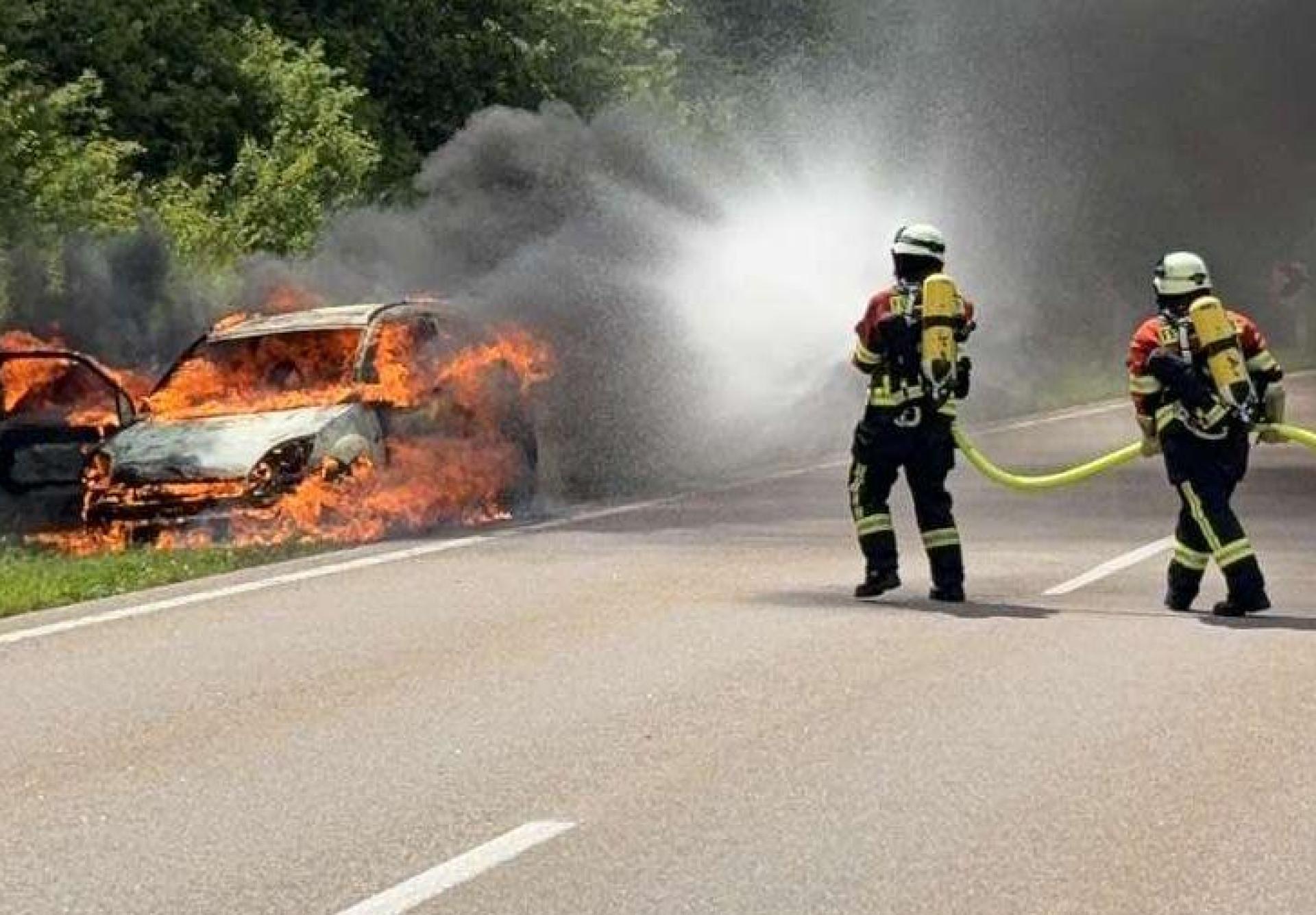 Auf der Staatsstraße bei Vilseck ist ein Ford ausgebrannt. (Bild: Polizeistation Vilseck)