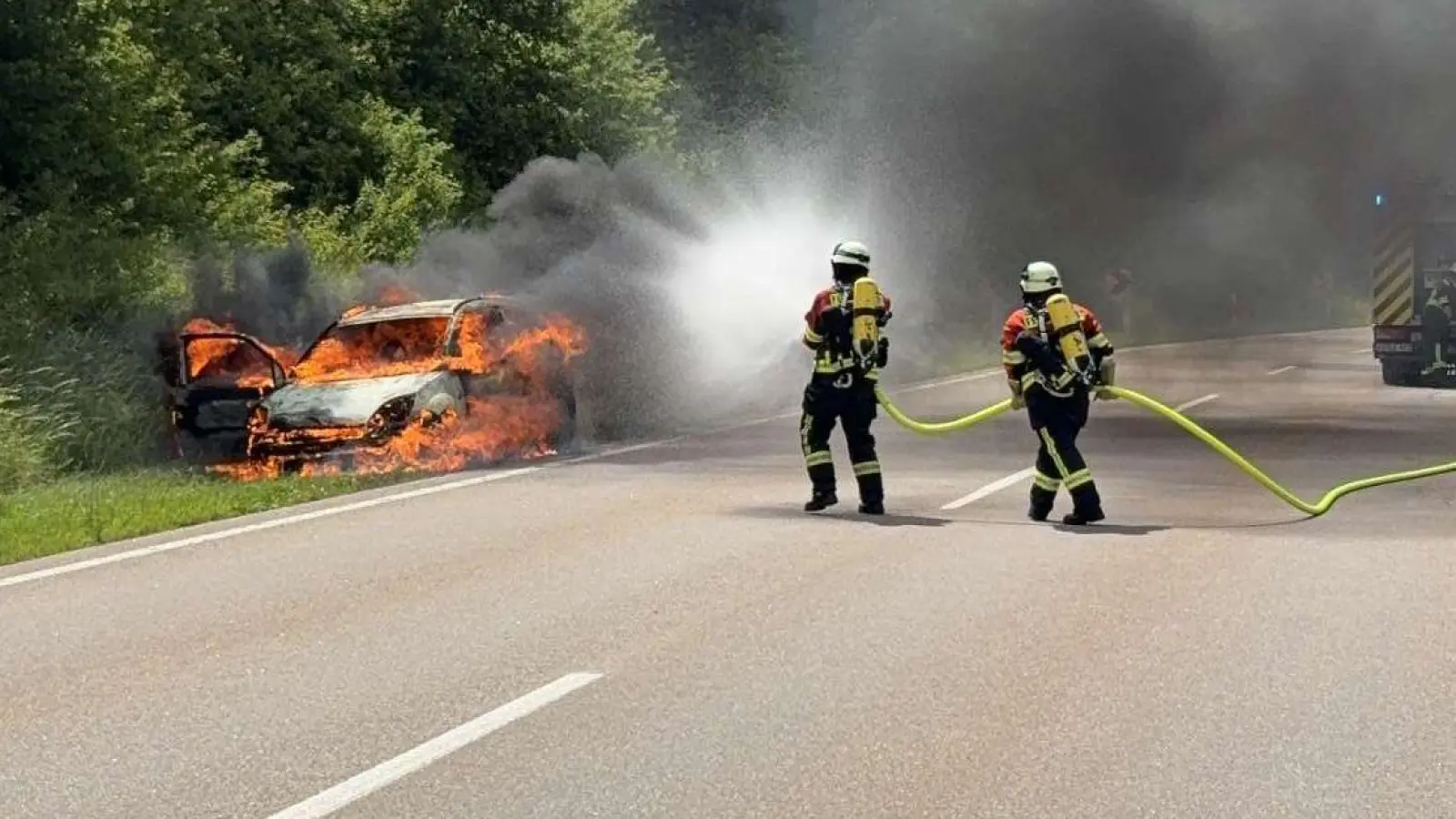 Auf der Staatsstraße bei Vilseck ist ein Ford ausgebrannt. (Bild: Polizeistation Vilseck)
