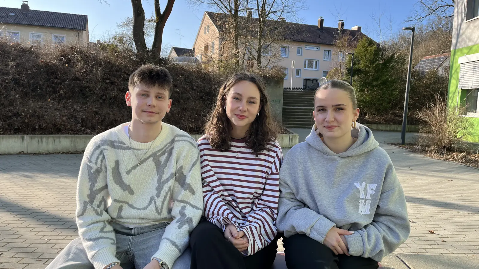 Paul, Hanna und Franzi sind in der Q12 des HCA Sulzbach-Rosenberg und haben die Q-Party mitorganisiert. (Bild: knz)