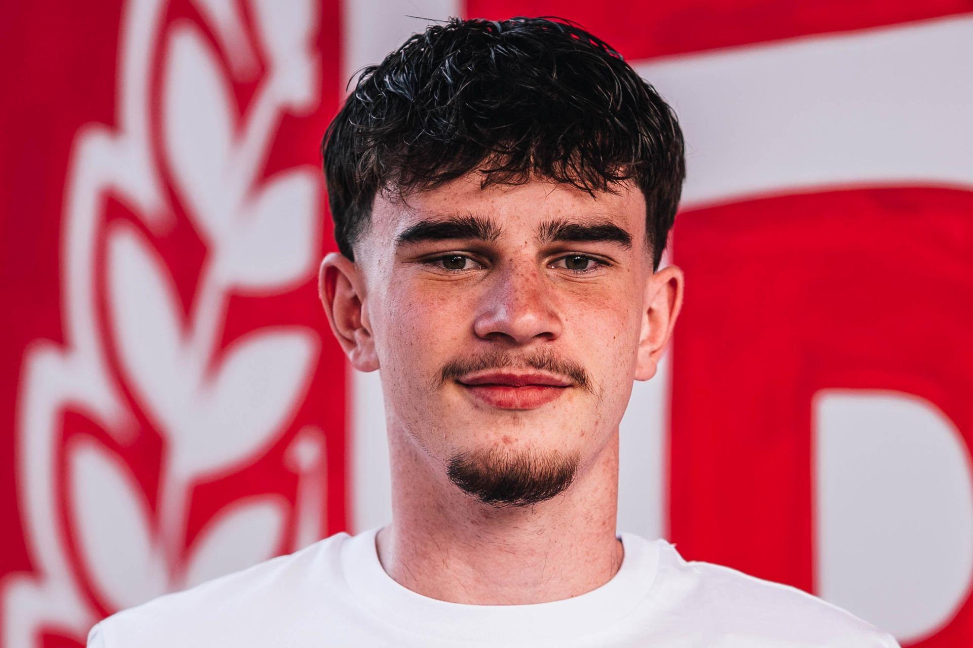 Arian Dizdarevic hat seinen ersten Profivertrag beim SSV Jahn unterschrieben. (Bild: Gschlößl/SSV Jahn)