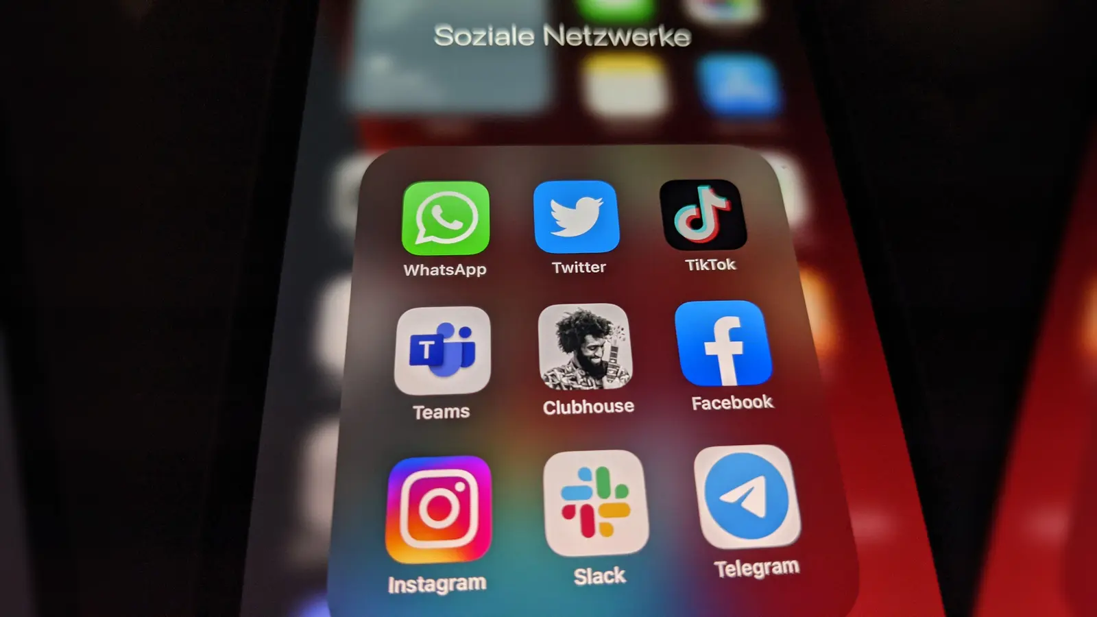 Merz und Digitalminister Wildberger befürworten Social-Media-Verbot für Kinder.  (Bild: Christoph Dernbach, dpa)