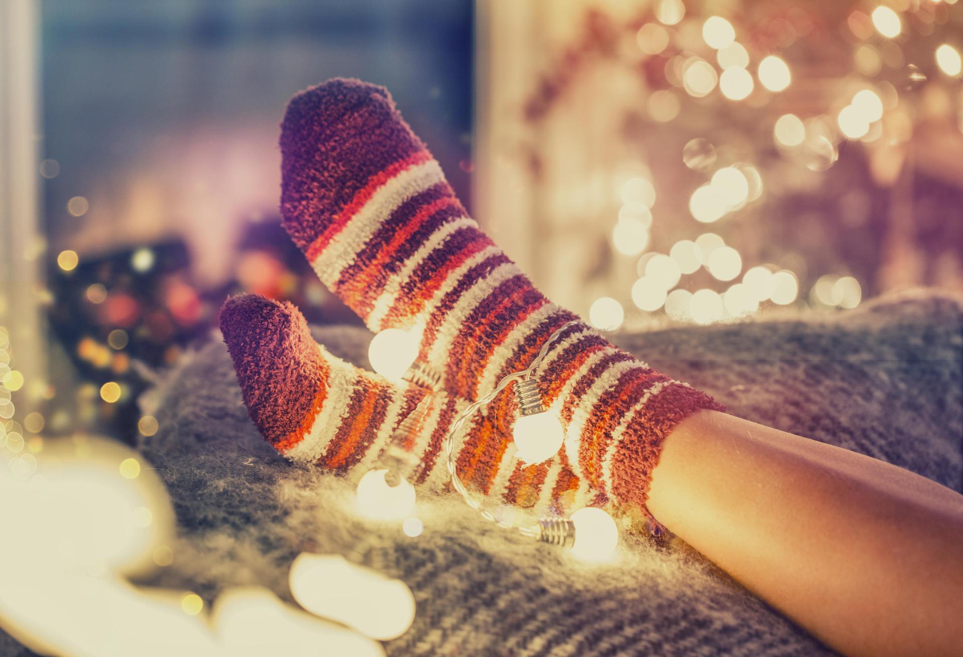 Lichterketten, Adventskalenderschokolade und flauschige Socken: das ist Weihnachtszeit. Für manche. (Symbolbild: Diana Drubig - stock.adobe.com)