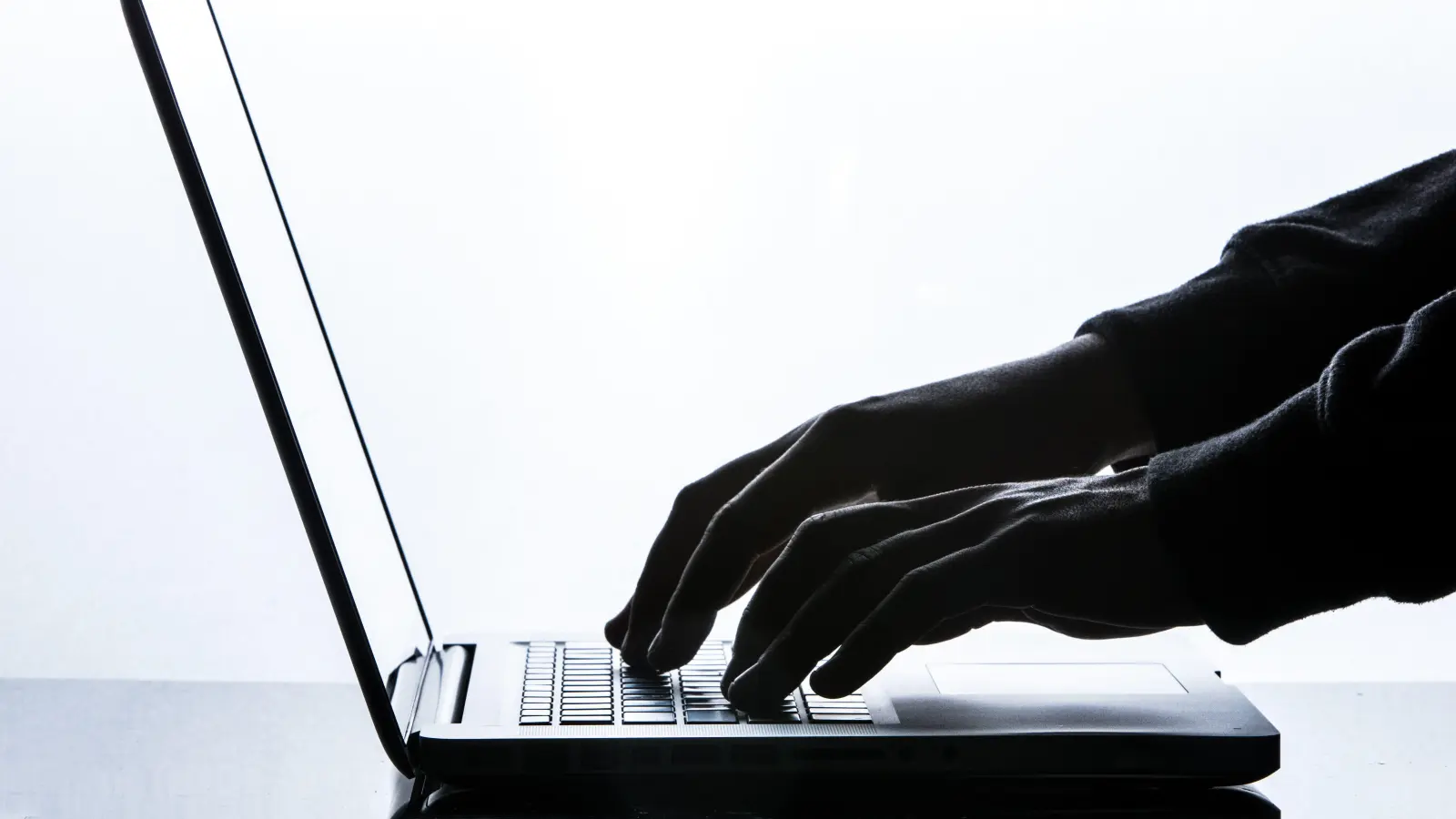 Eine 26-Jährige ist Opfer von sogenanntem Job-Scamming geworden.  (Bild: Silas Stein/dpa)
