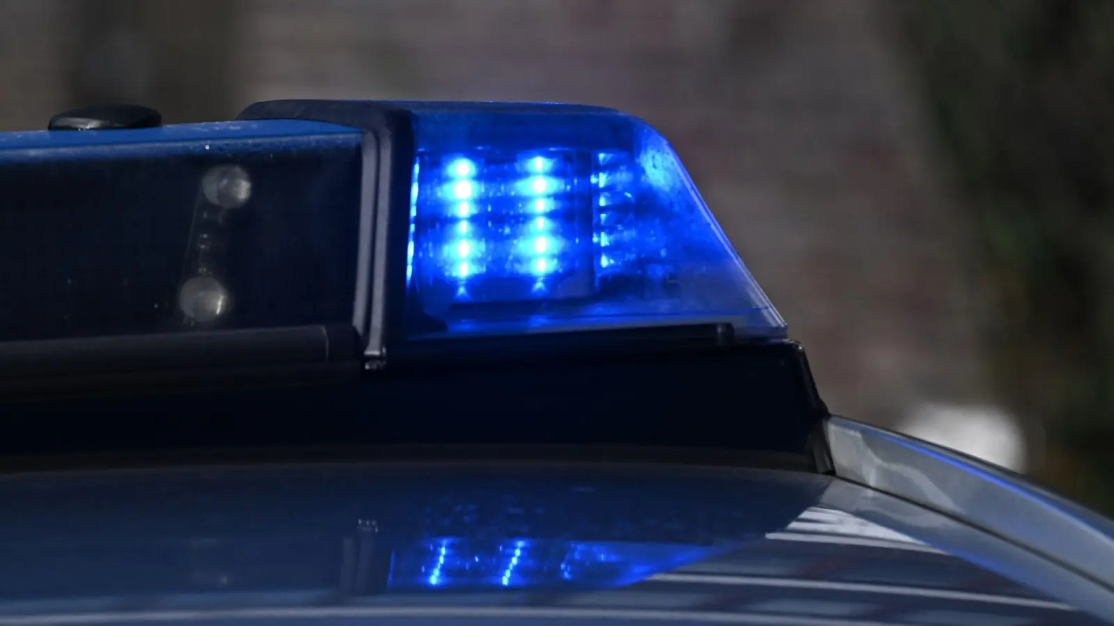 An der Tankstelle wurde eine Zapfsäule abgerissen. (Symbolbild) (Bild: Bernd Weißbrod/dpa)
