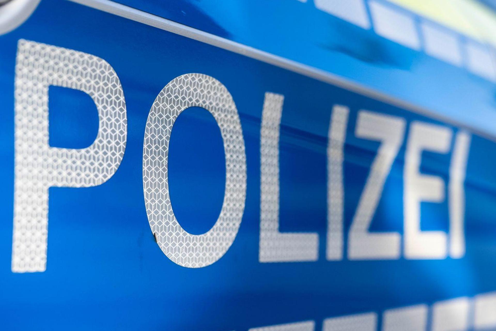 Wie die Polizei meldet, ist ein Lastwagen in einen Rohbau gerutscht.  (Symbolbild: David Inderlied/dpa)