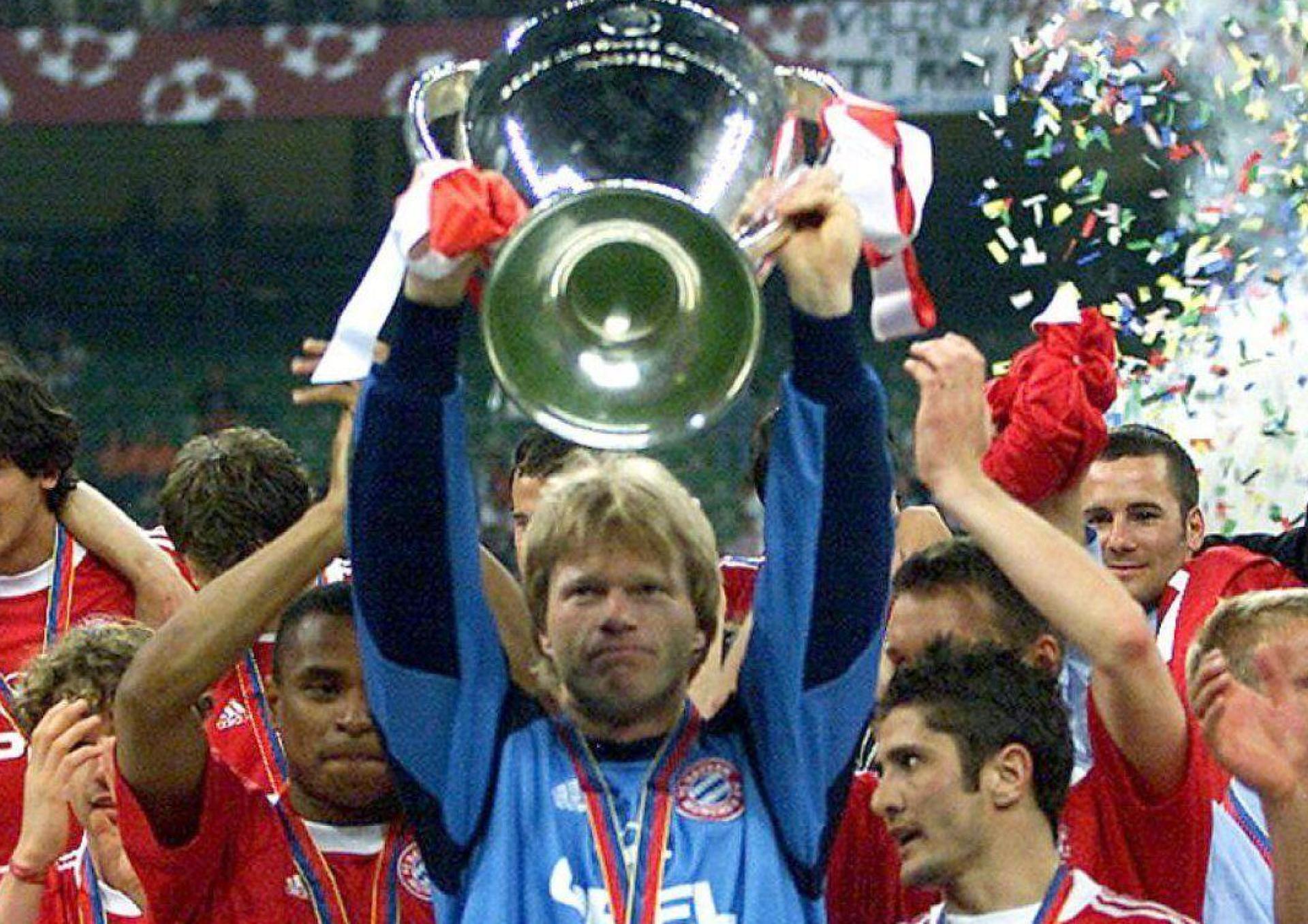 Oliver Kahn (Mitte) stemmt die Champions-League-Trophäe beim Triumph 2001 in Mailand gegen den FC Valencia in die Höhe. (Bild: agentur_dpa)