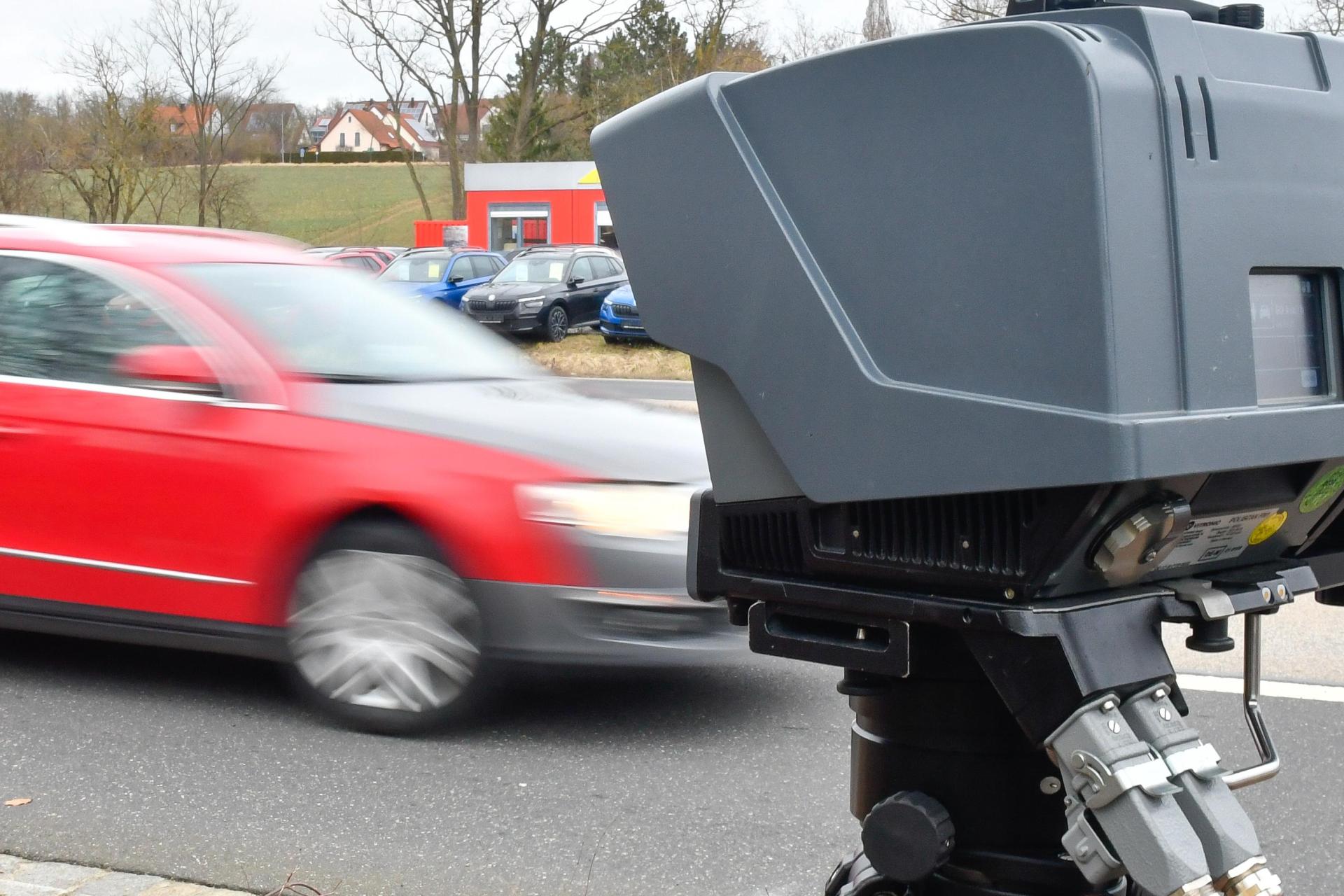 Bei einer Geschwindigkeitskontrolle auf der B 85 in Sulzbach-Rosenberg stellte die Verkehrspolizei Amberg 26 Verstöße fest.  (Symbolbild: Petra Hartl)