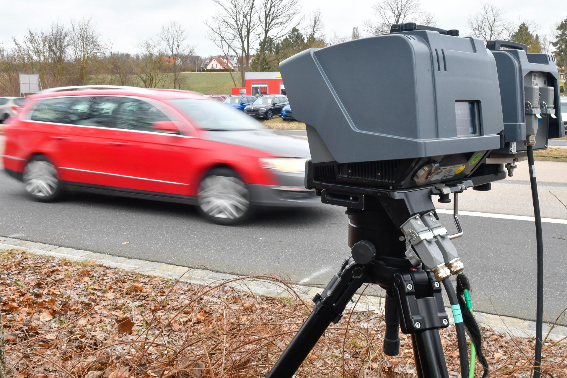 Ein 26-jähriger Fahrer flüchtete in Amberg vor der Polizei. Die Polizei sucht Zeugen. (Symbolbild: Petra Hartl)