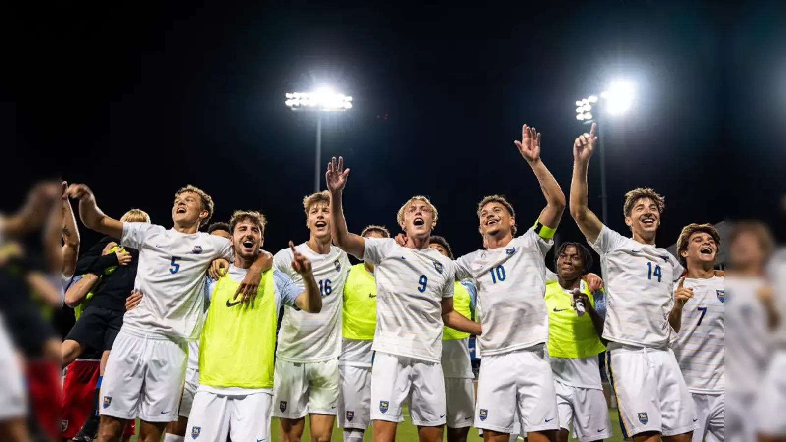 Das Team war für Tim Baierlein (Nummer 16) in Amerika wie eine zweite Familie. (Bild: University of Pittsburgh Media)