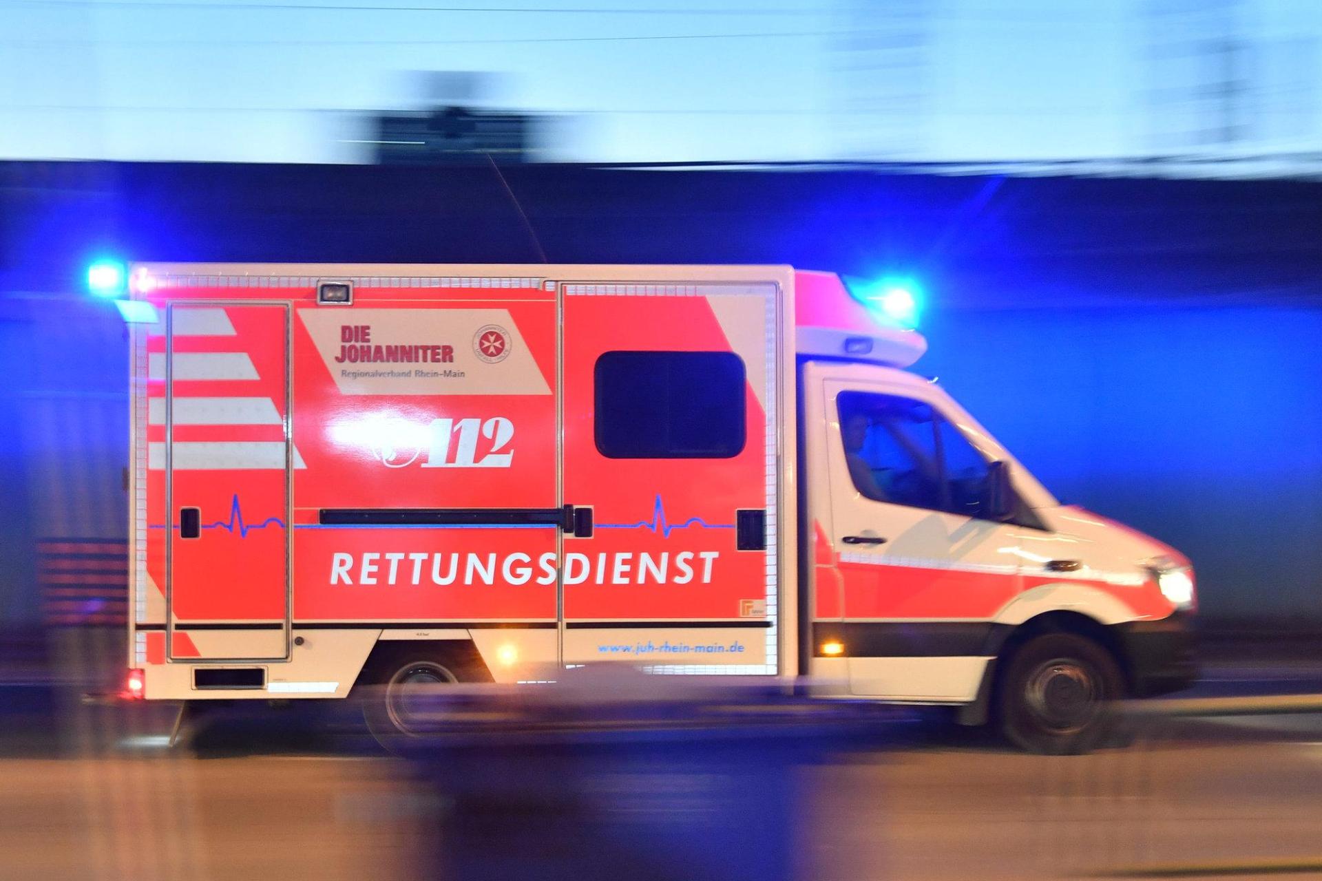 Ein 18-Jähriger ist in der Silvesternacht wegen seinem eignen Böller nach einem Unfall verstorben.  (Symbolbild: Boris Roessler/dpa)
